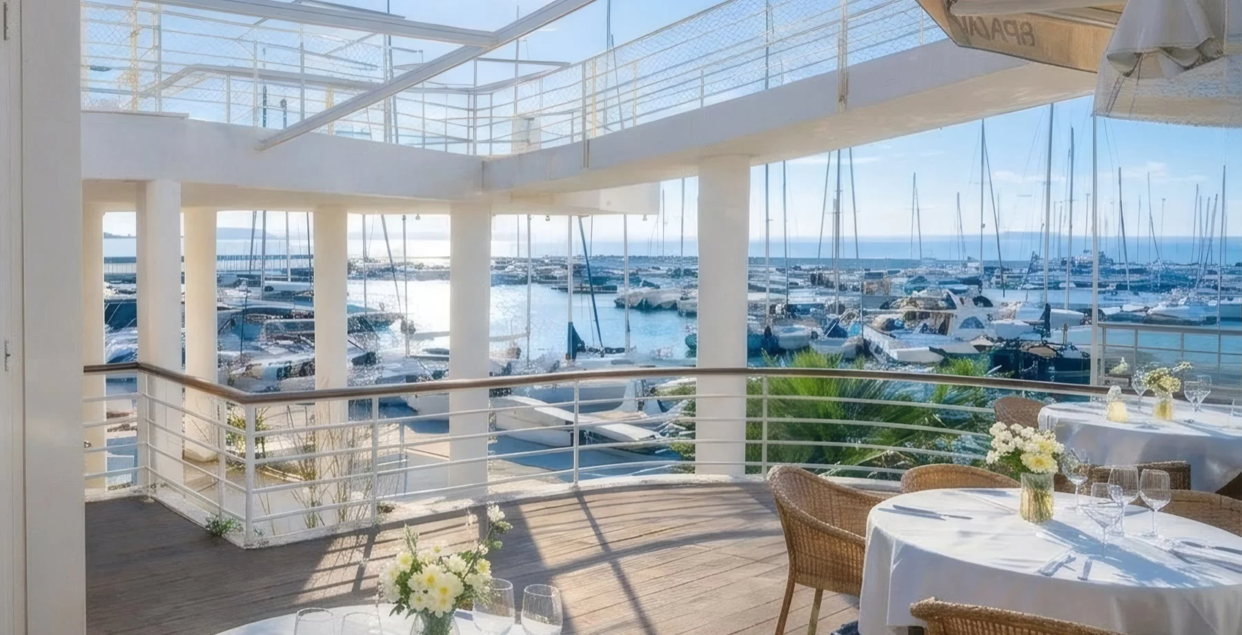 Terrassa d'Aura Balís amb vistes als velers del Port Balís