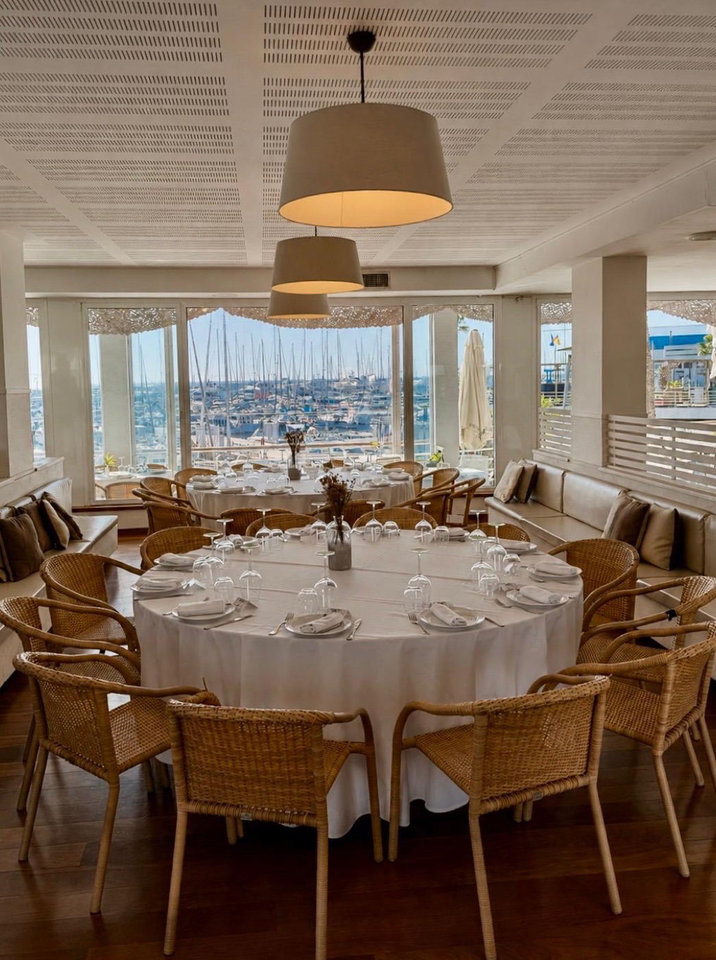 Comedor con vistas al Puerto Balís
