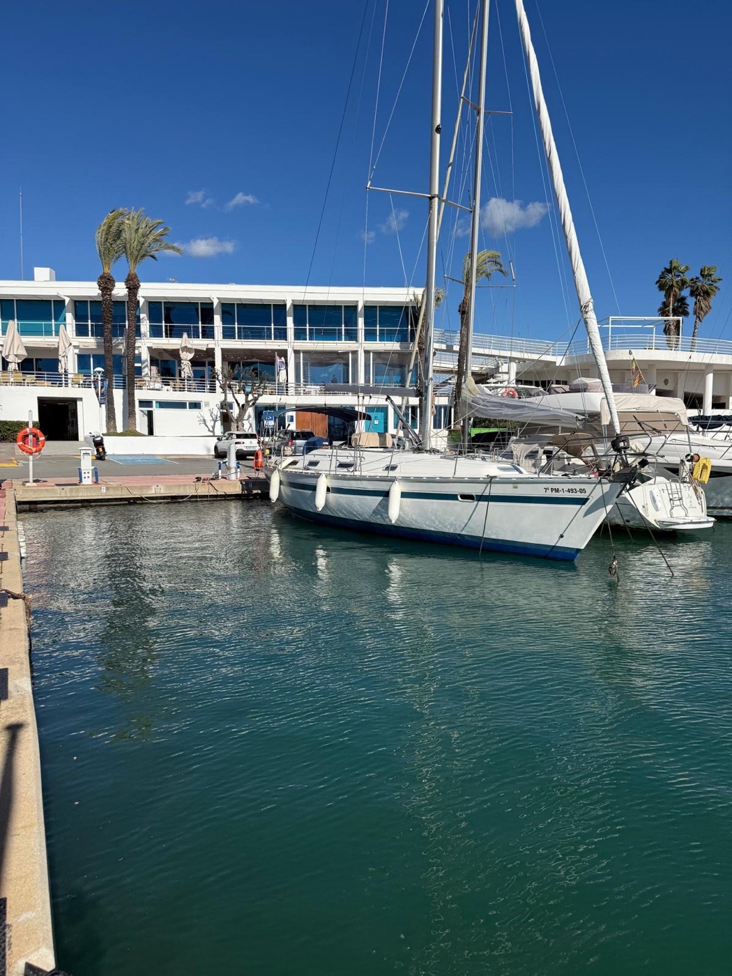 El edificio de Aura Balís desde el puerto deportivo